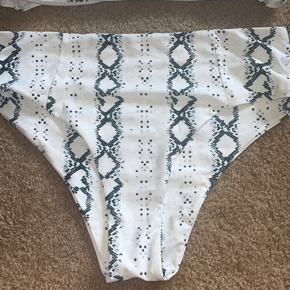 White and Black Patterned Bikini size XL bikini top bikini set swim wear - Picture 3 of 7